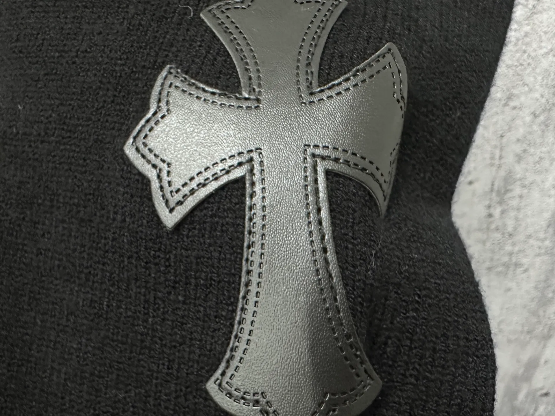 ￼ P250 【Chrome Hearts】Chrome Hearts' new cross-knitted jacquard appliquéd crew neck sweater. Contains 20% wool. The item is made of custom-dyed and custom-spun yarn and purchased from the original version. A full set of customized accessories. Details determine success or failure. A new model for autumn and winter. It is soft and delicate and does not tie the body. The upper body effect is very nice. Loose fit. Same style for men and women. Color: White Black Size: S-L